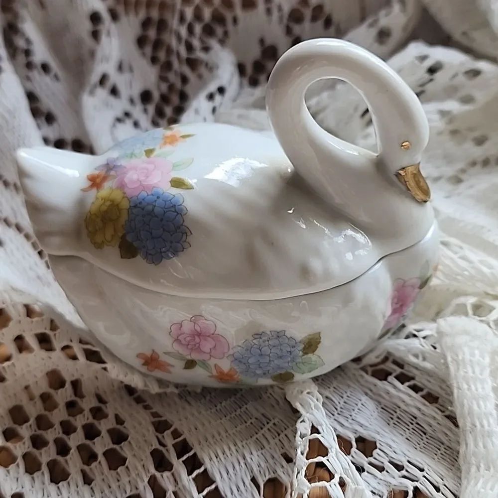 Vintage Swan Lidded Trinket Box Vtg Japan Romantic Coquette